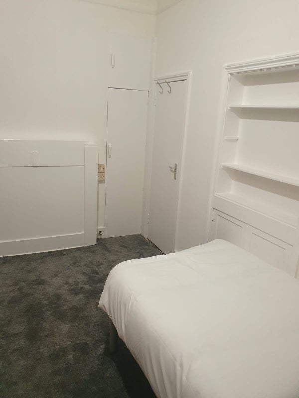 Room Sneyd Road in Greater London