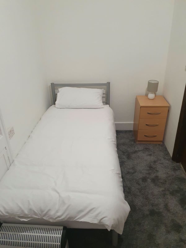 Room Sneyd Road in Greater London