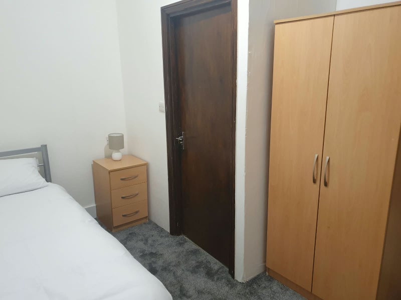 Room Sneyd Road in Greater London