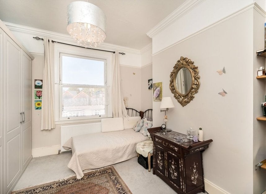Flat Alwyne Road in Greater London