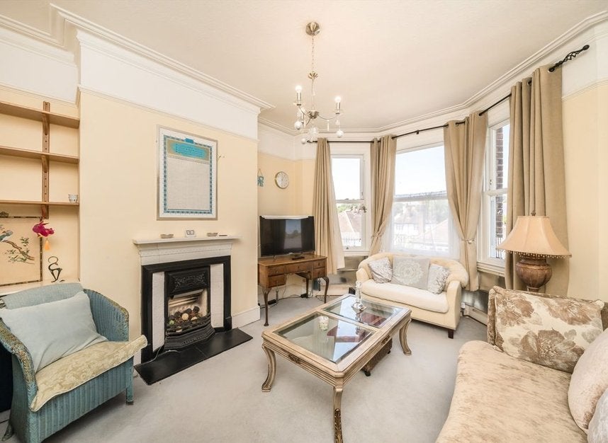 Flat Alwyne Road in Greater London