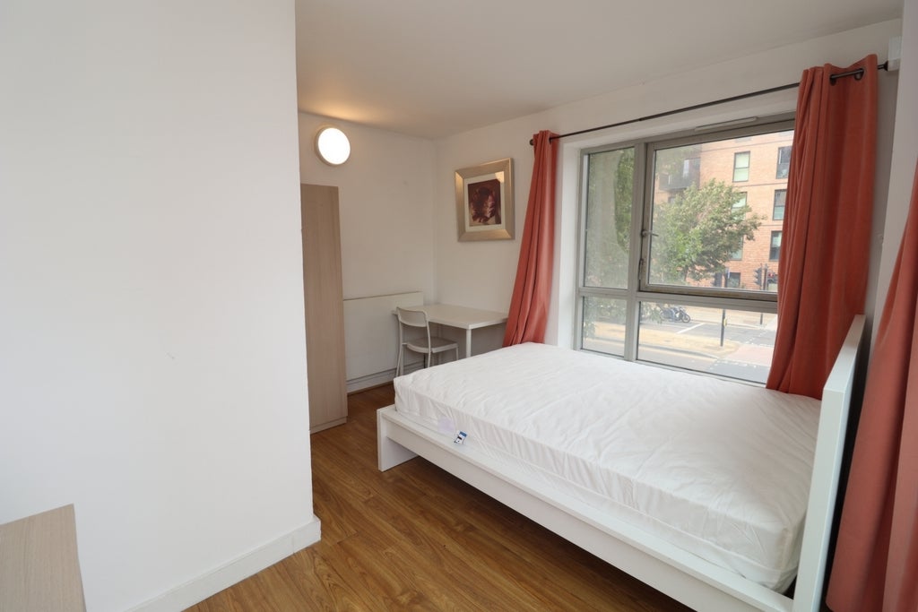 Room Globe Road in Greater London