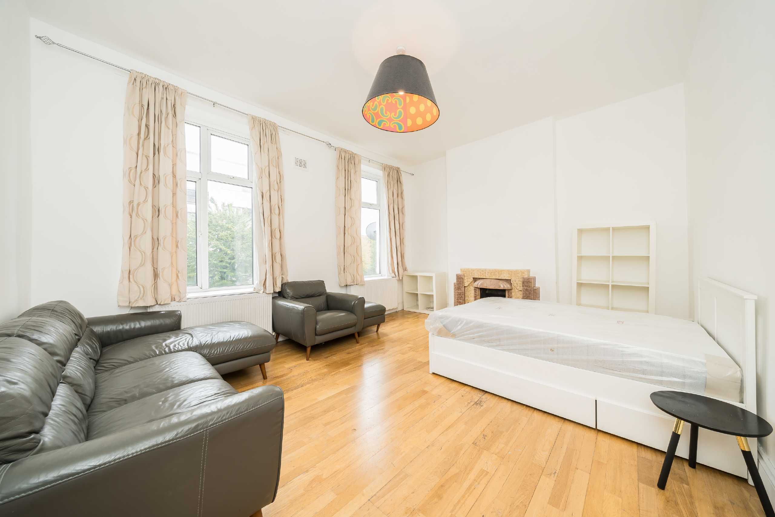 Flat Caledonian Road in Greater London