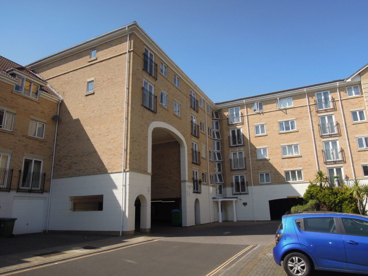 Flat Atherley Court in Southampton