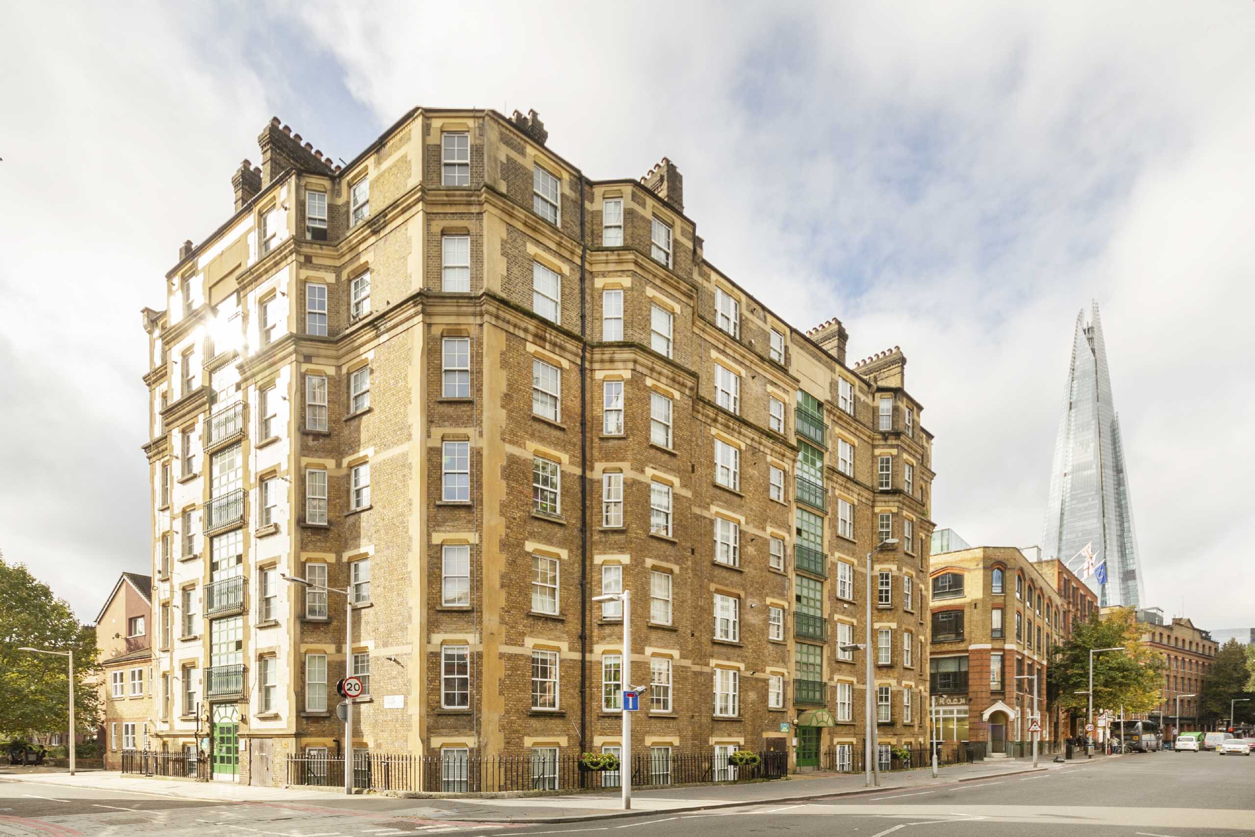 Flat Tooley Street in Greater London