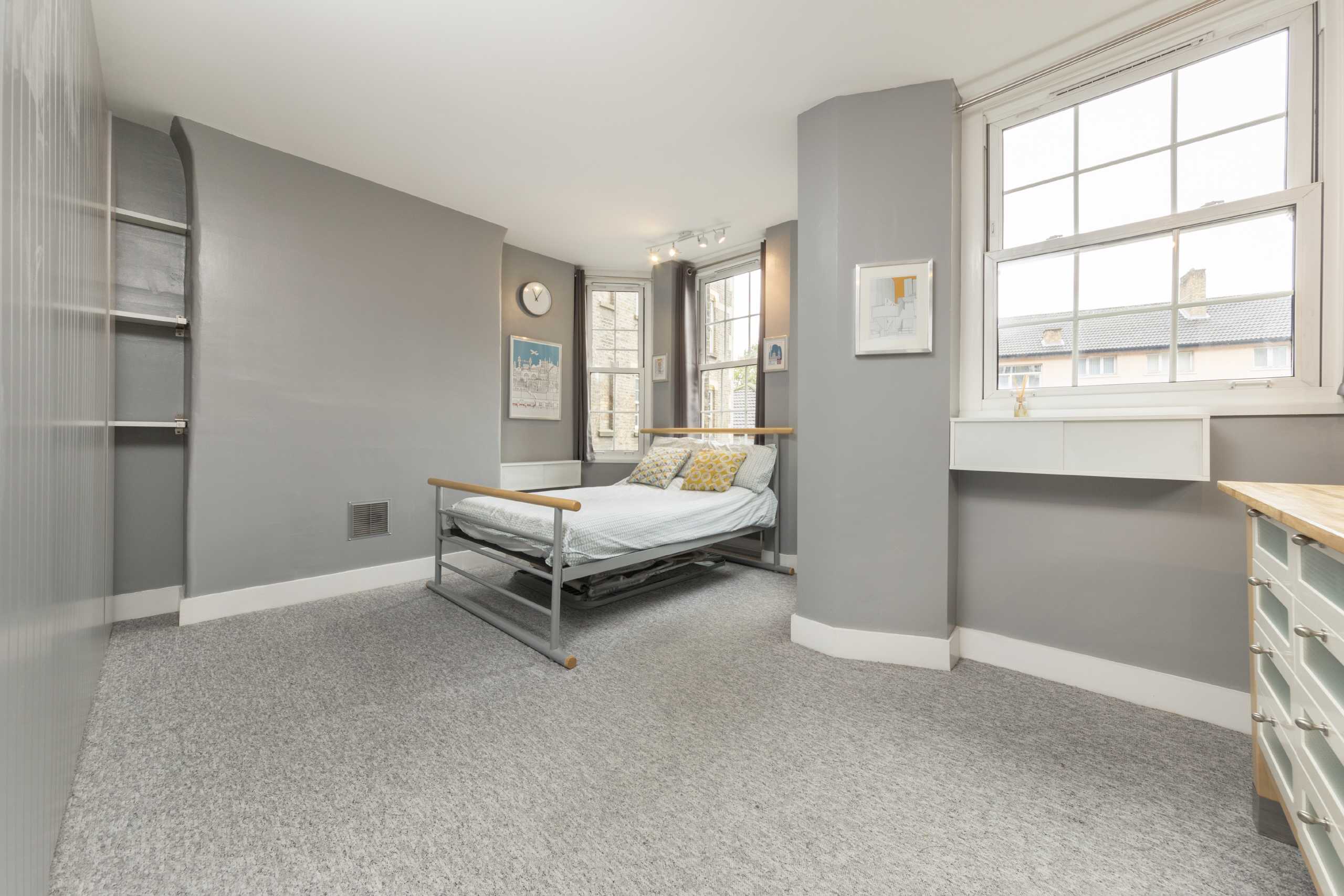 Flat Tooley Street in Greater London