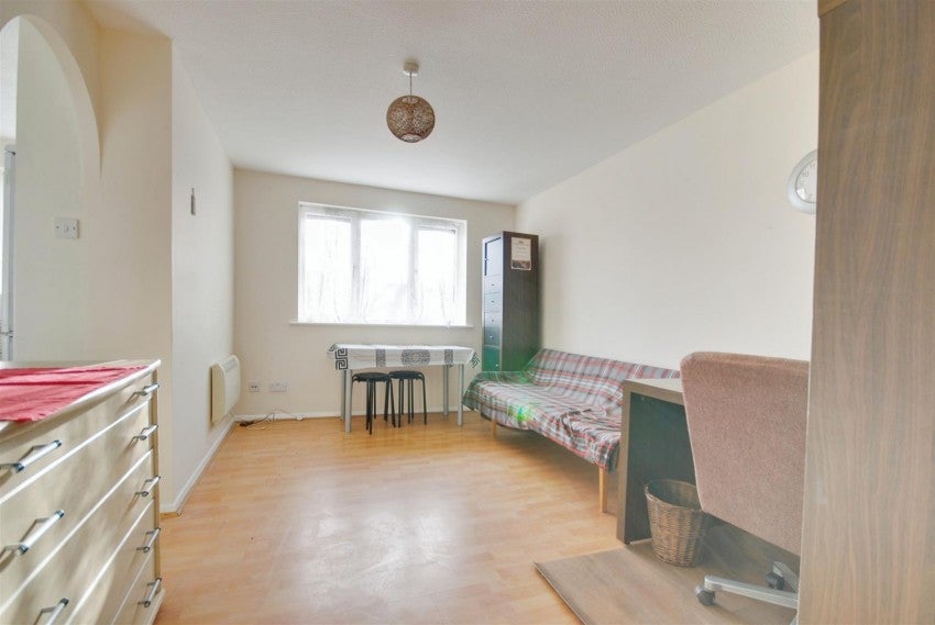 Flat Sandown Road in Watford