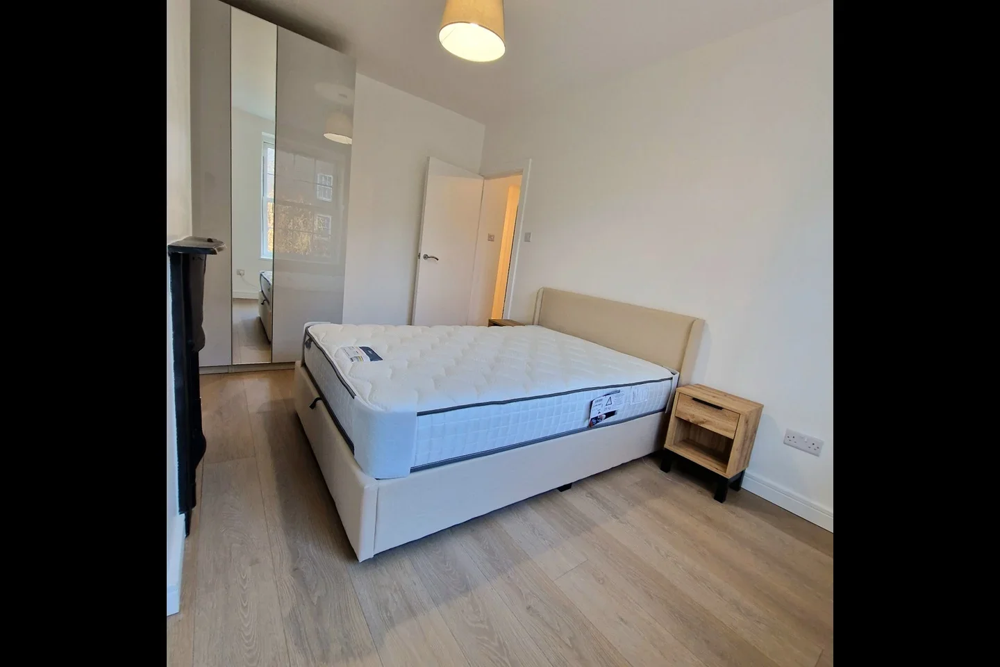 Flat Peckham Park Road in Greater London