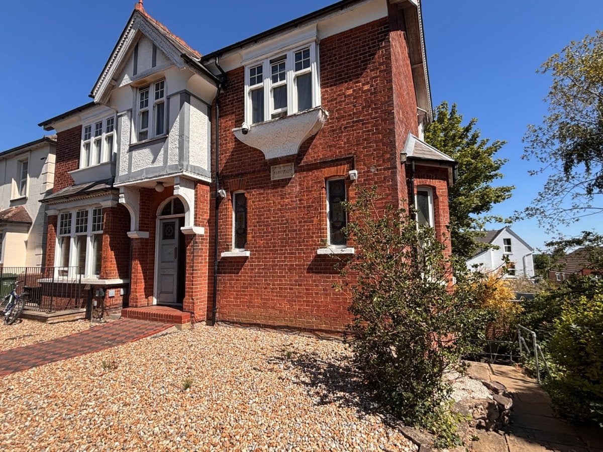 Flat St. John's Road in Reigate and Banstead