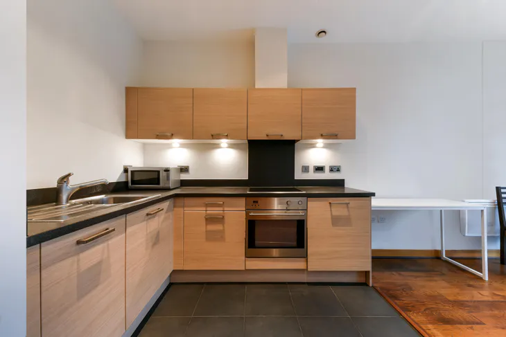 Flat Queenstown Road in Greater London