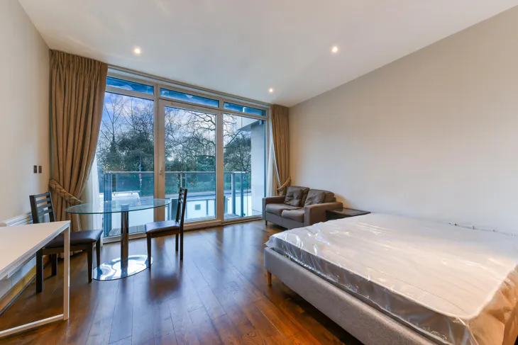 Flat Queenstown Road in Greater London
