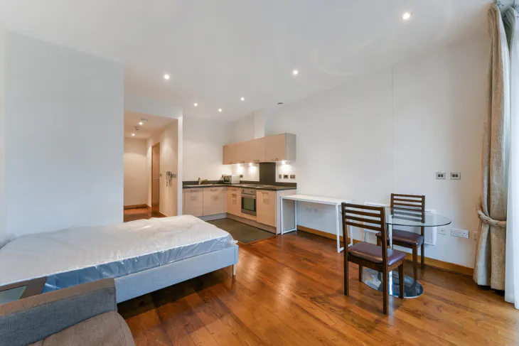 Flat Queenstown Road in Greater London