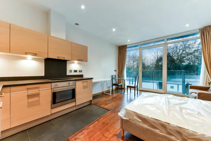 Flat Queenstown Road in Greater London