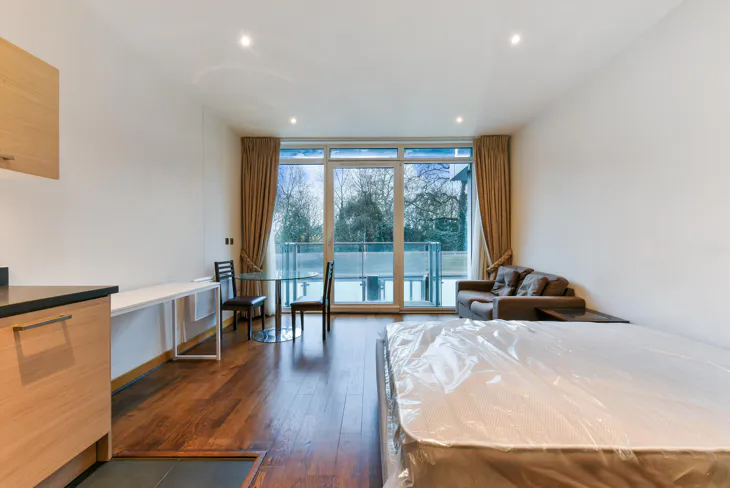 Flat Queenstown Road in Greater London