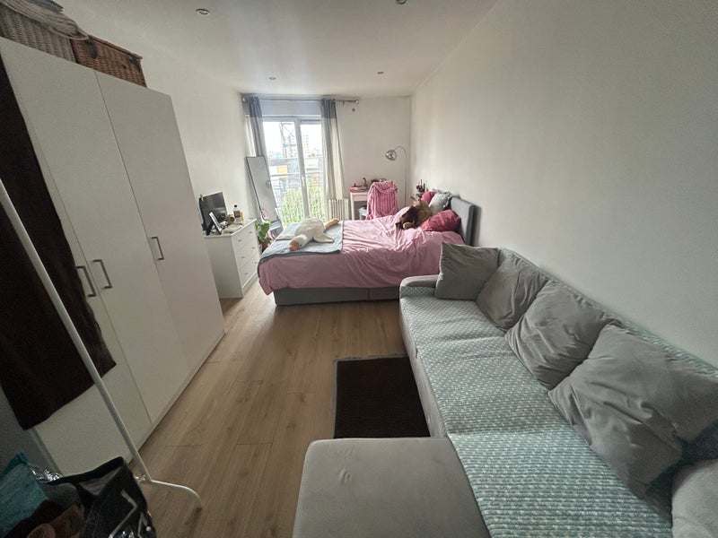 Room Premiere Place in Greater London