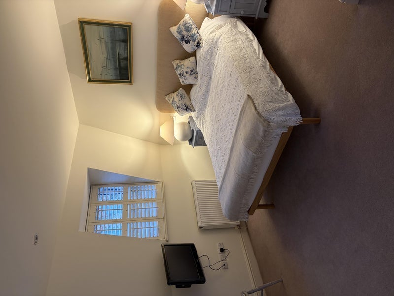 Room Knowsley Road in Greater London