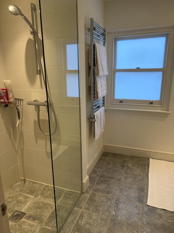 Room Knowsley Road in Greater London