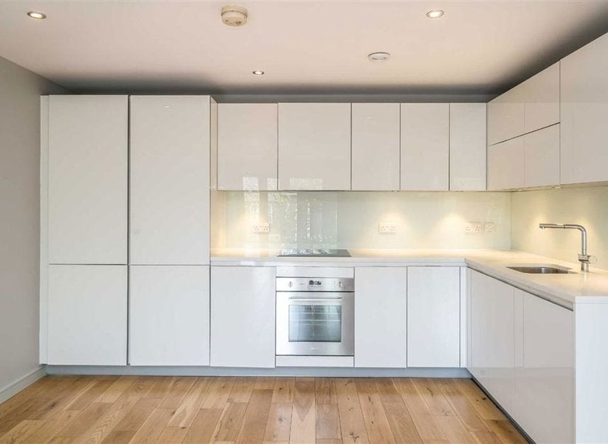 Flat Mostyn Road in Greater London