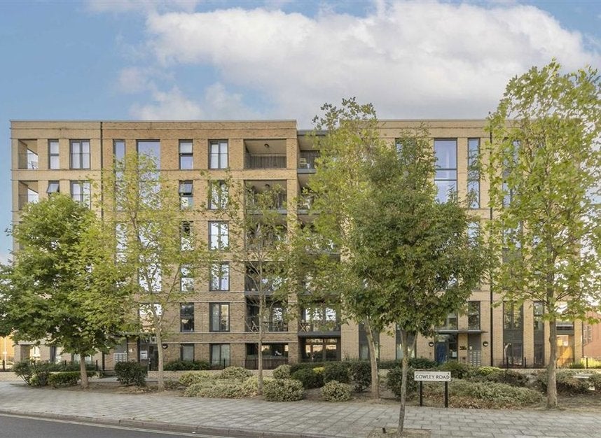 Flat Mostyn Road in Greater London