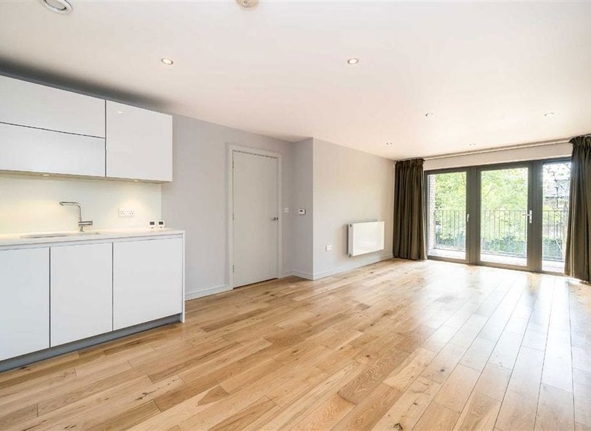 Flat Mostyn Road in Greater London