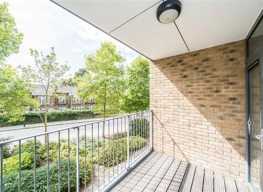 Flat Mostyn Road in Greater London