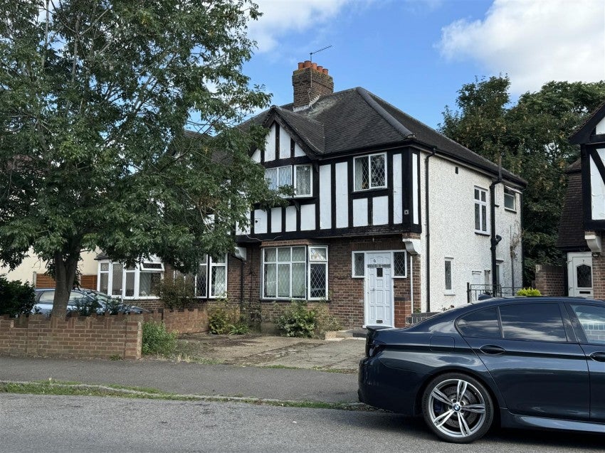 House Lampton Avenue in Greater London