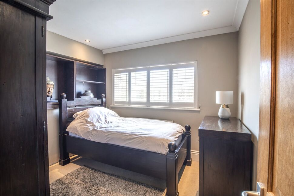 Room Oakhurst Rise in Greater London