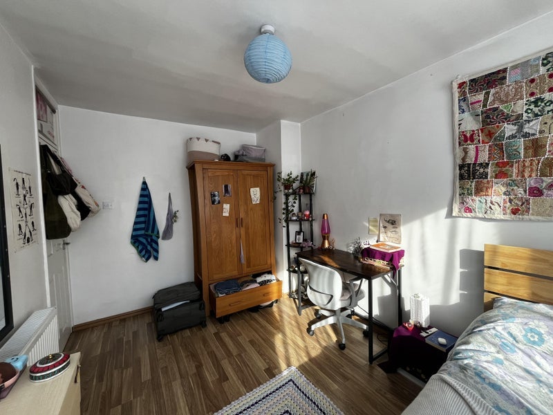 Room Barnabas Road in Greater London
