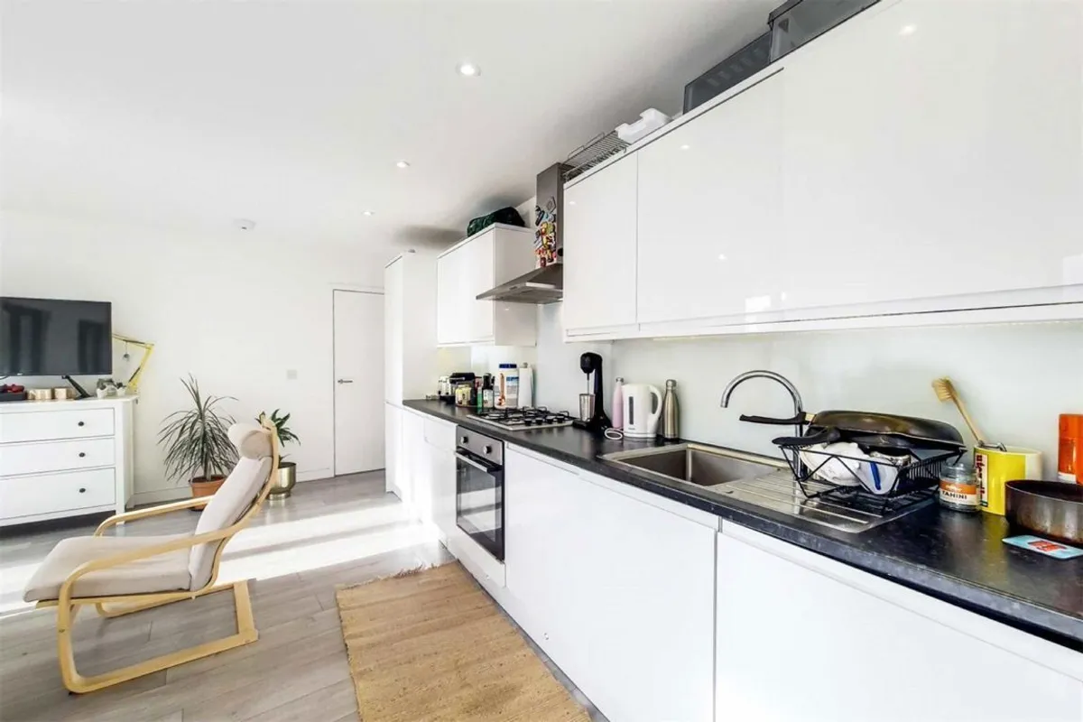 Flat Clarence Street in Greater London