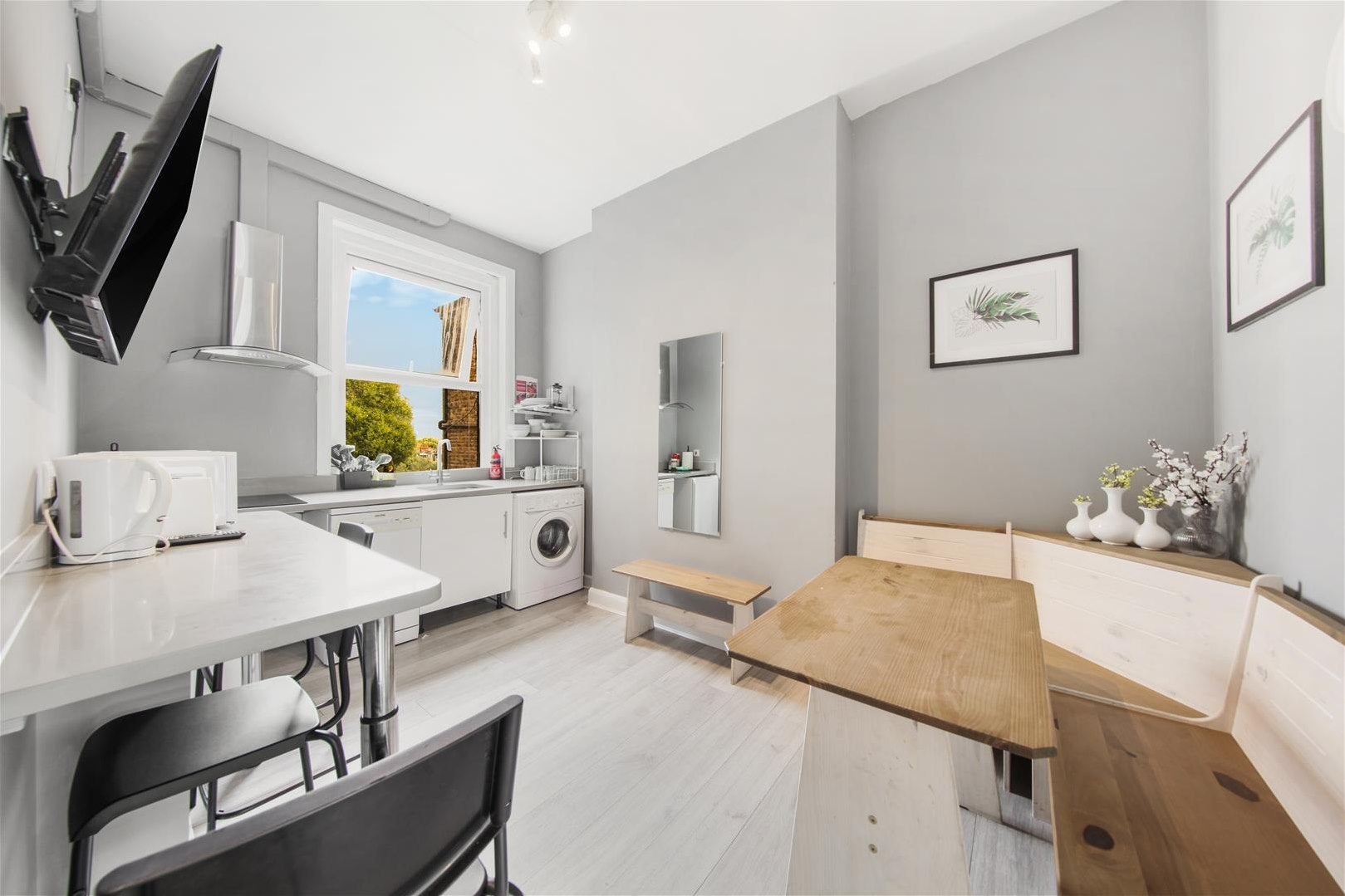 Flat Chamberlayne Road in Greater London