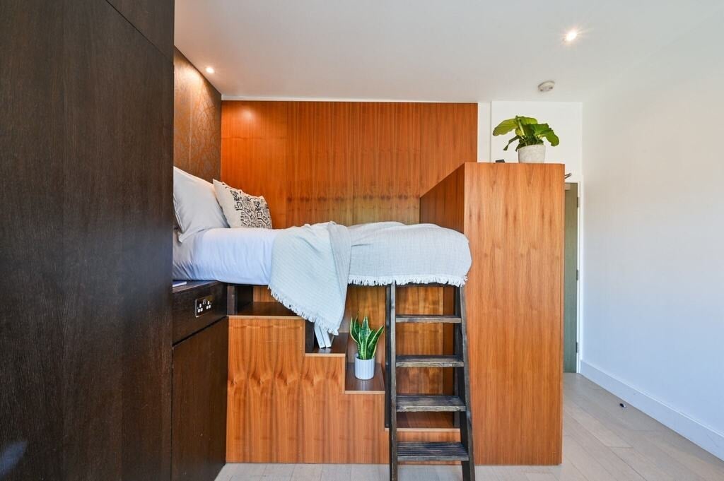 Room Dennington Park Road in Greater London