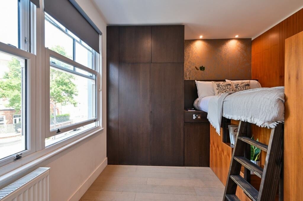 Room Dennington Park Road in Greater London