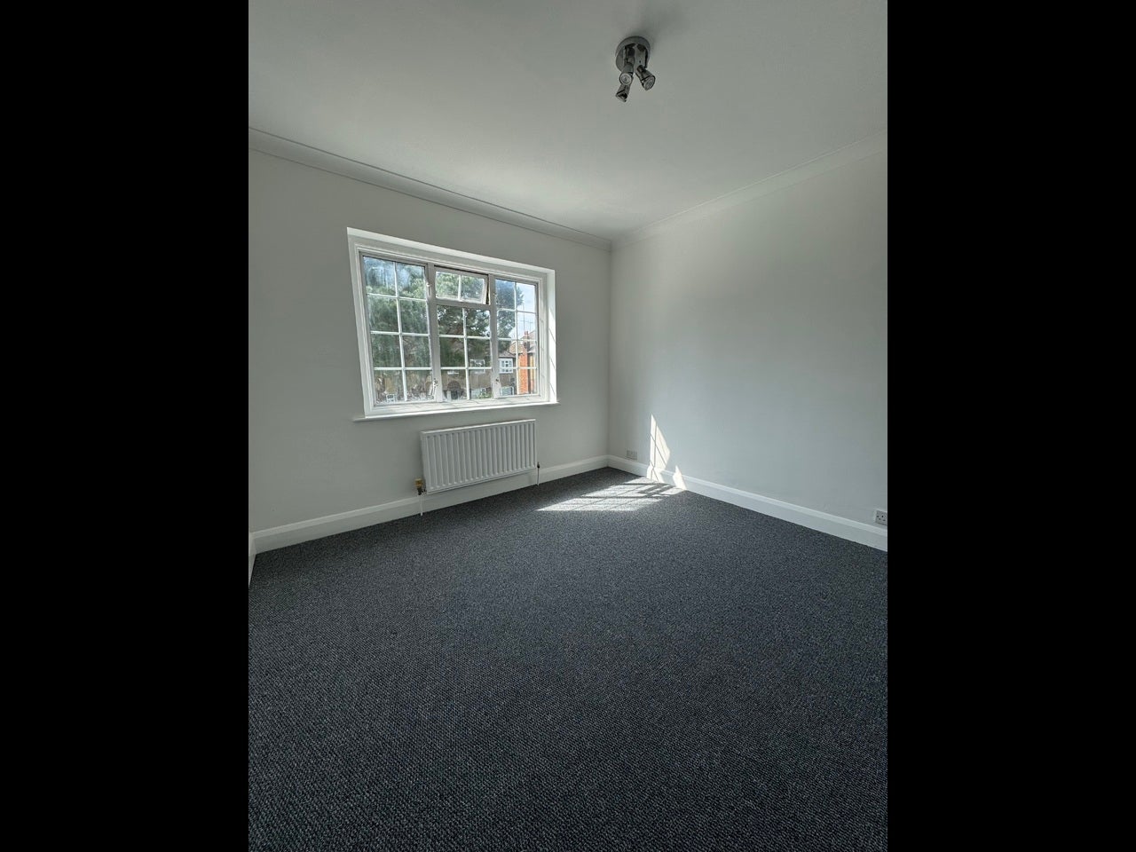 Flat Beresford Gardens in Greater London