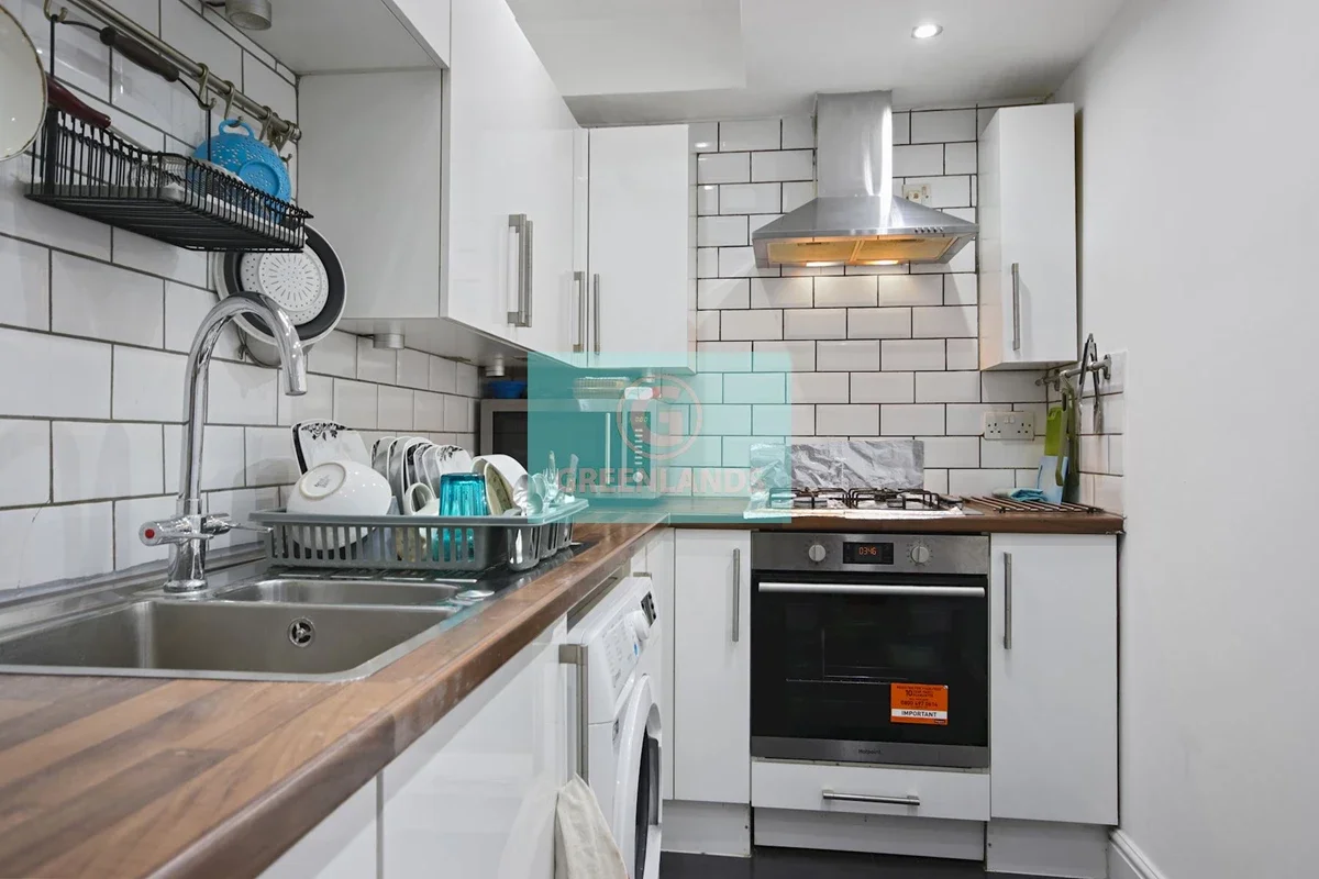 Flat Hackney Road in Greater London
