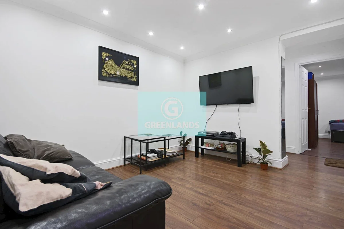 Flat Hackney Road in Greater London