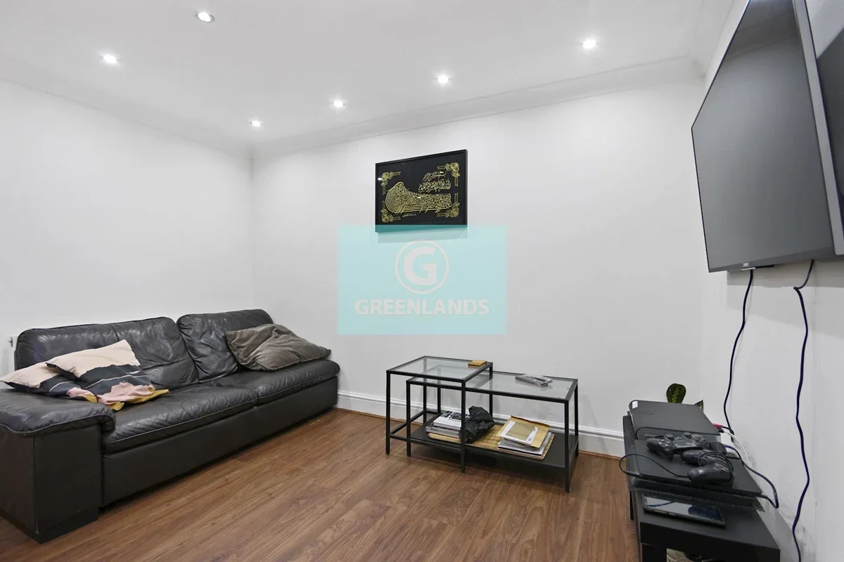 Flat Hackney Road in Greater London