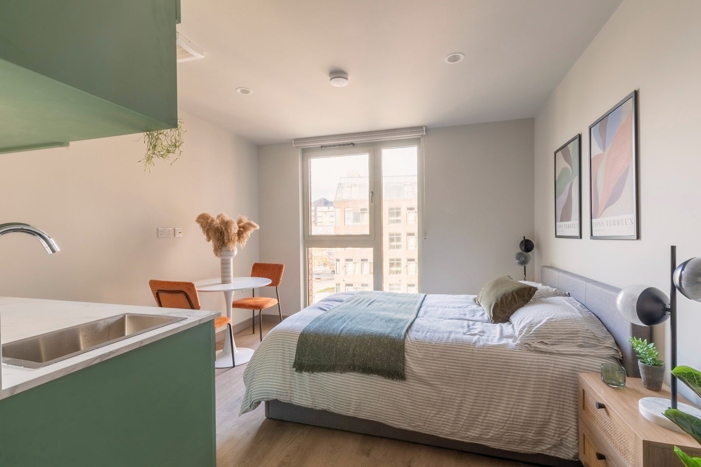 Flat Victoria Road in Greater London