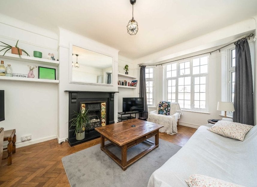 Flat Macaulay Road in Greater London