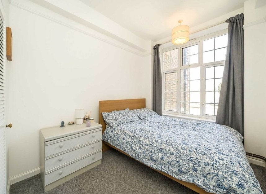Flat Macaulay Road in Greater London