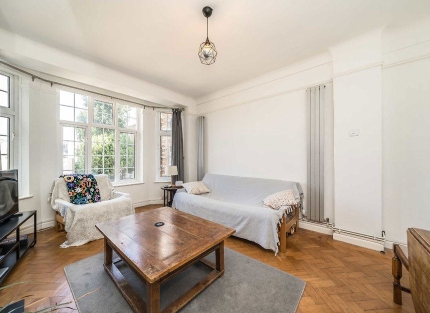 Flat Macaulay Road in Greater London