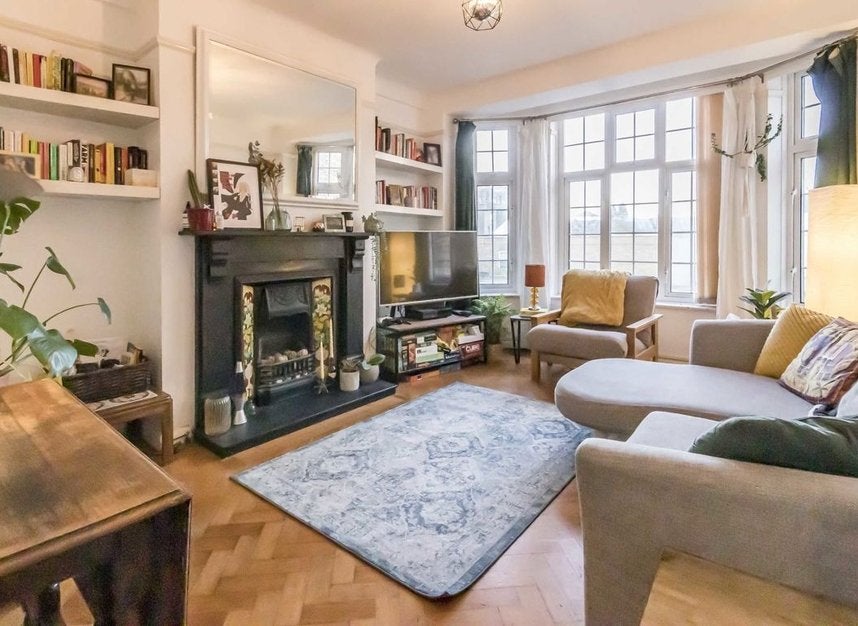 Flat Macaulay Road in Greater London