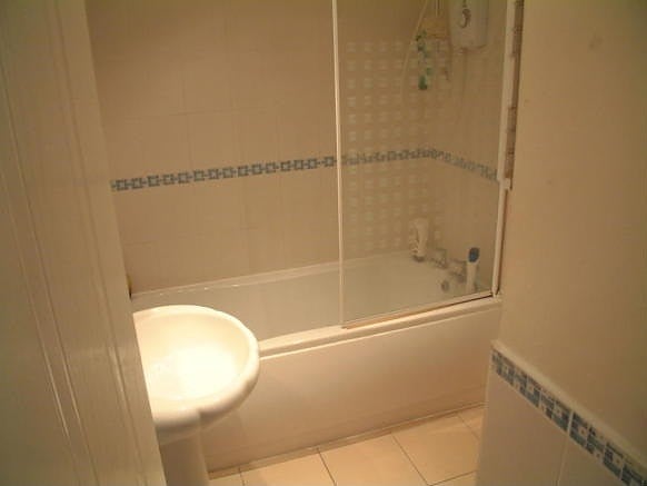 Flat Southwood Road in Rushmoor