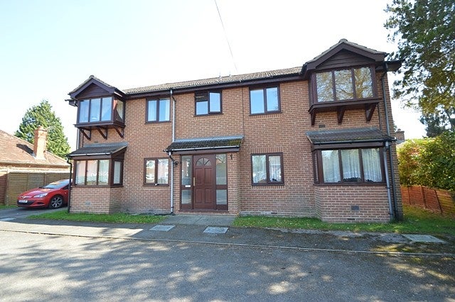 Flat Southwood Road in Rushmoor