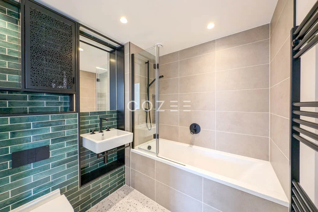 Flat Hawser Lane in Greater London