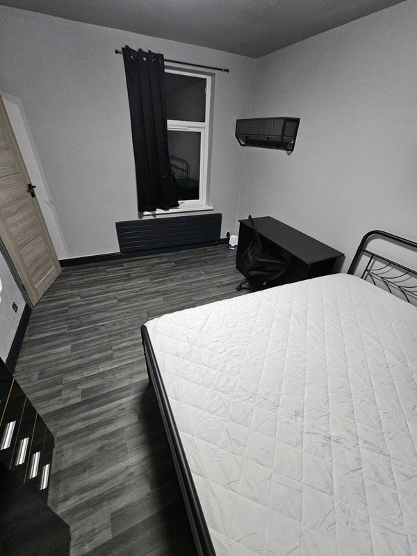 Room Crescent Avenue in Coventry