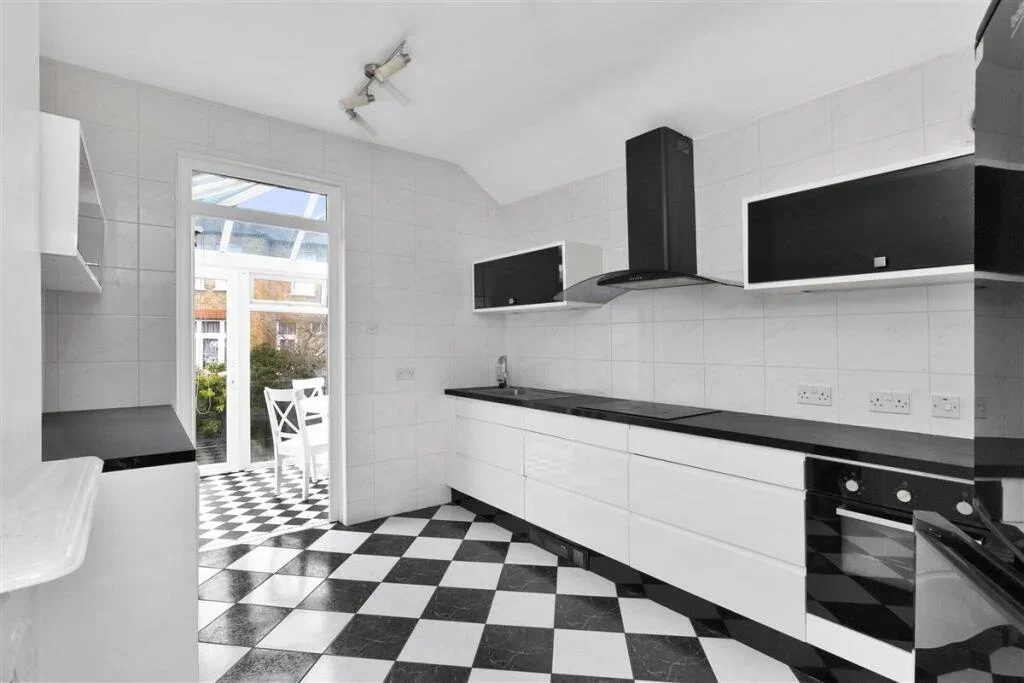 Flat Wickham Road in Greater London