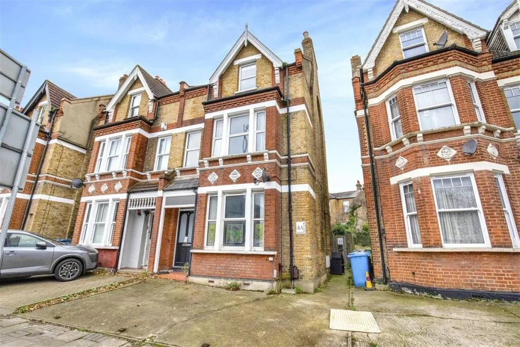 Flat Wickham Road in Greater London