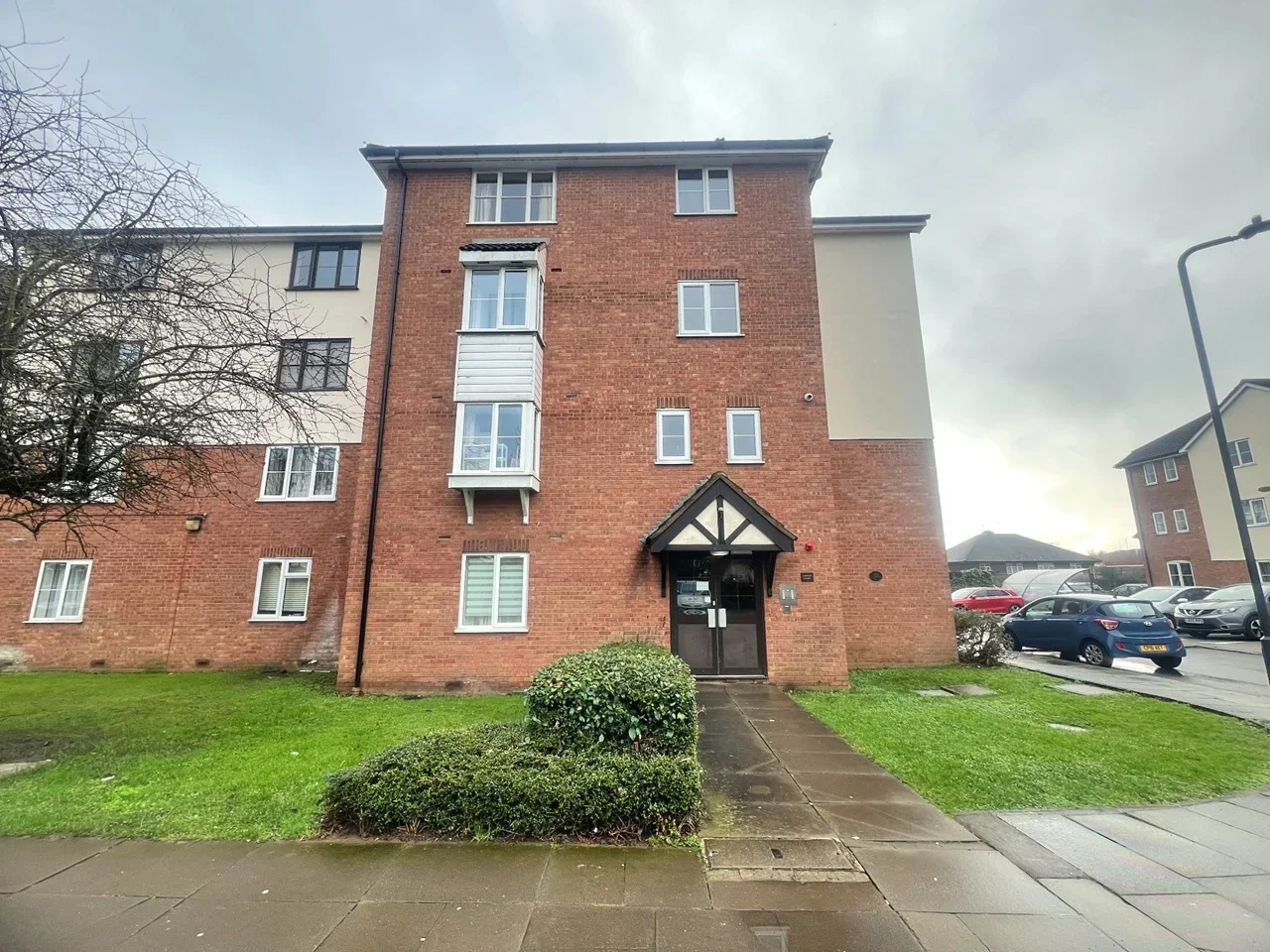 Flat Vicars Bridge Close in Greater London
