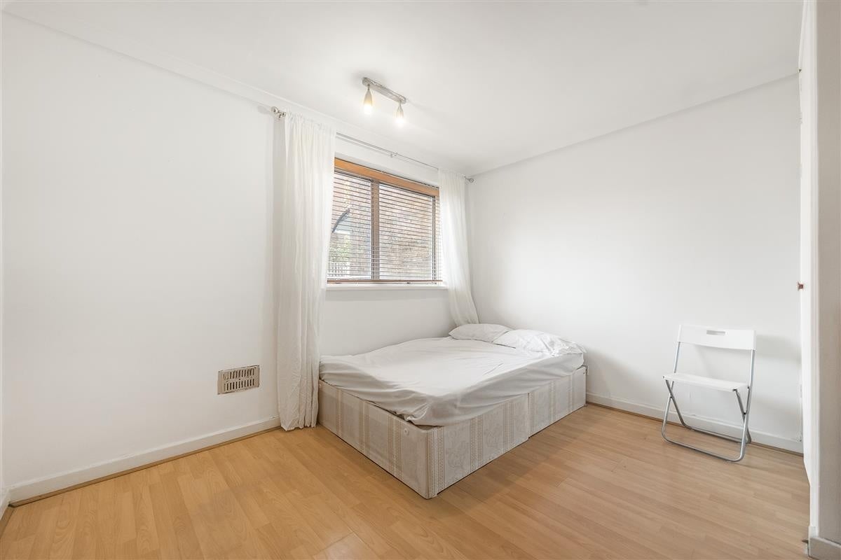 Flat Parkgate Road in Greater London
