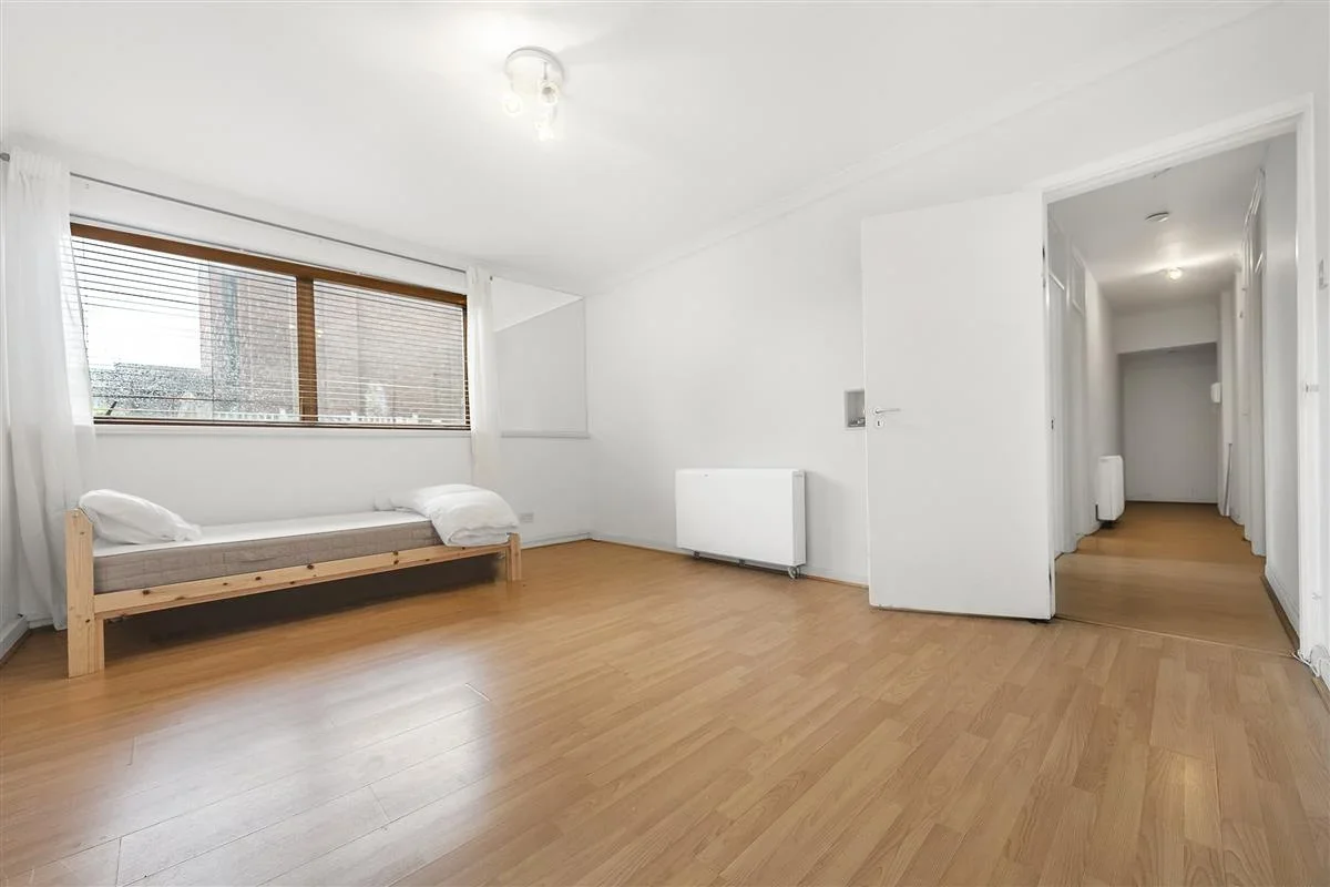 Flat Parkgate Road in Greater London